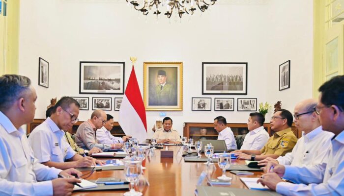 Presiden Prabowo Pimpin Rapat Terbatas Pembentukan Tanggul Laut di Pulau Jawa
