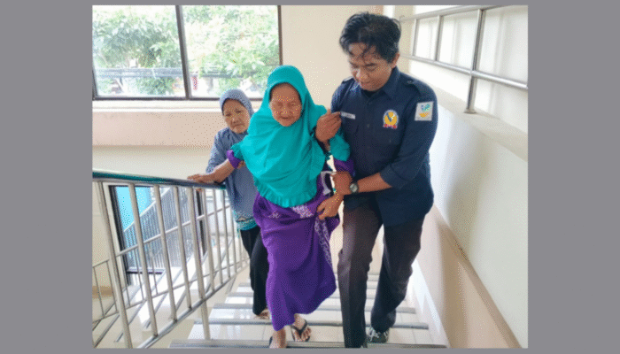 Komitmen Dinsos Jombang, Puluhan Lansia Dapatkan Pendampingan Screening Pra Operasi Katarak