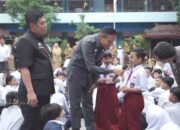 Pemkot Malang Bagikan Seragam Gratis untuk Ribuan Siswa Baru SD dan SMP Negeri