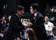 Interaksi Manis Lee Jun Young dan Lee Jun Hyuk Usai Kekeliruan Nama di Ajang Blue Dragon Series Awards 2025