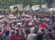 Bendera One Piece Terlihat Saat Demo Aliansi Masyarakat di DPR