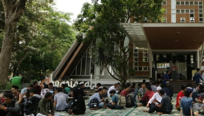 Masjid Cahyaning Ati Permata Jingga Siapkan 700 Porsi Buka Puasa Gratis Tiap Hari