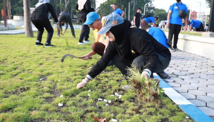Wujudkan Sidoarjo ASRI, Ribuan ASN ‘Turun Gunung’ Bersihkan Alun-Alun