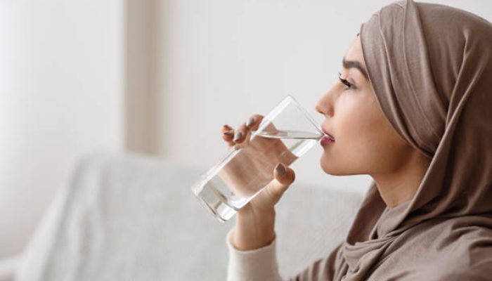 Strategi Hidrasi Cerdas: Cara Minum Air Saat Sahur agar Tidak Cepat Haus