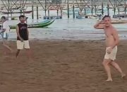 Aksi Rendah Hati John Herdman: Main Bola Bareng Warga di Pantai Mandalika Usai FIFA Series 2026