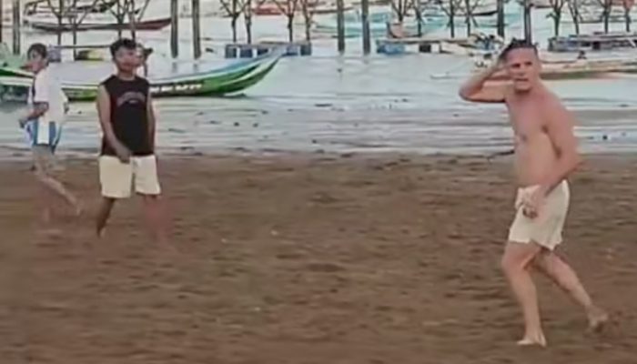 Aksi Rendah Hati John Herdman: Main Bola Bareng Warga di Pantai Mandalika Usai FIFA Series 2026